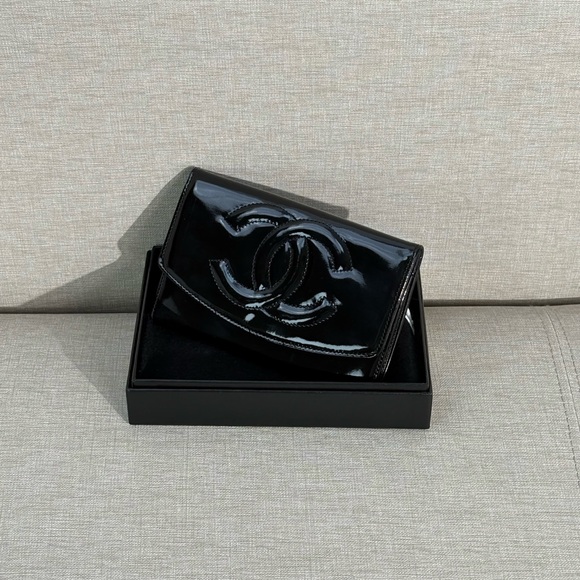 CHANEL Black Patent Leather CC Zip Wallet / Clutch - Picture 7 of 16